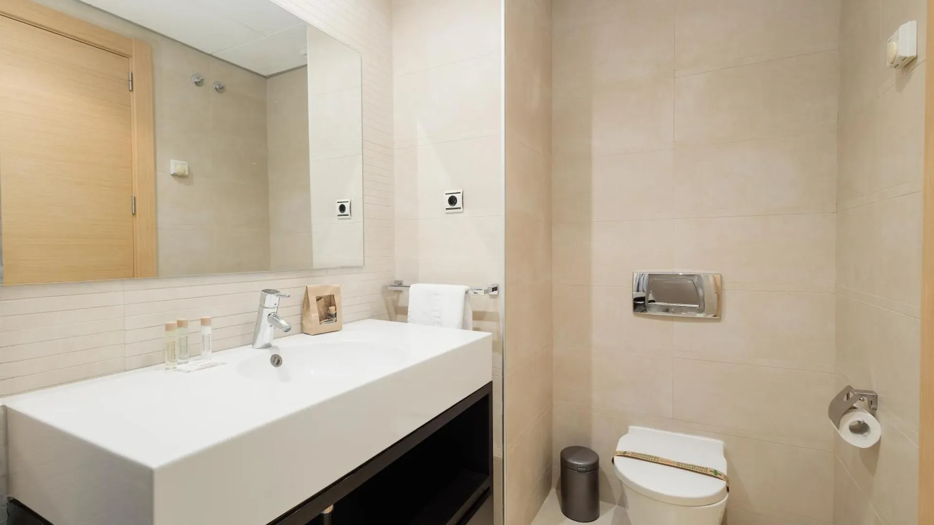 Moderno Apartamento Vacacional Con Increbles Vistas Al Mar Con Spa Y Gimnasio マルベーリャ 0*,